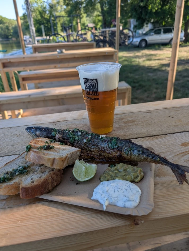 Bistro na břehu u přívozu Oseček – makrela a pivo